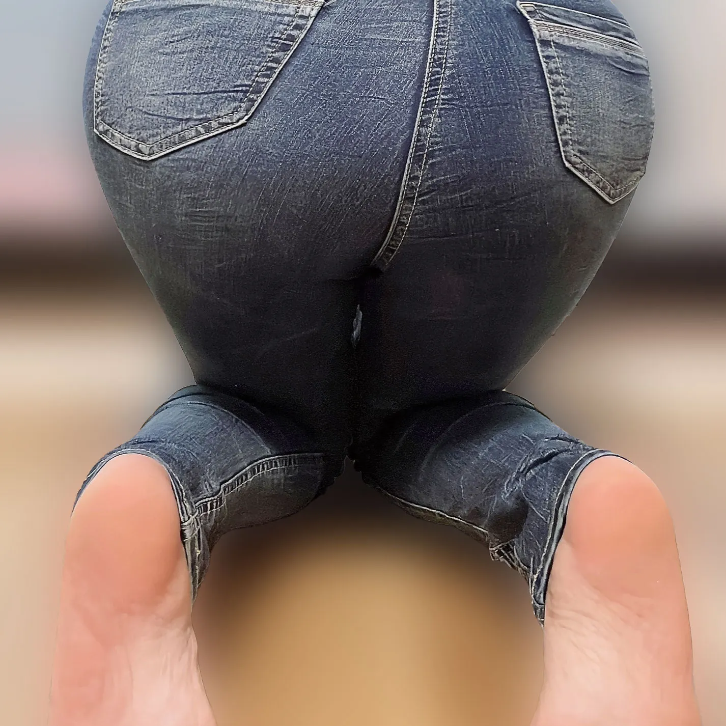 人妻ピタパン尻で掃除